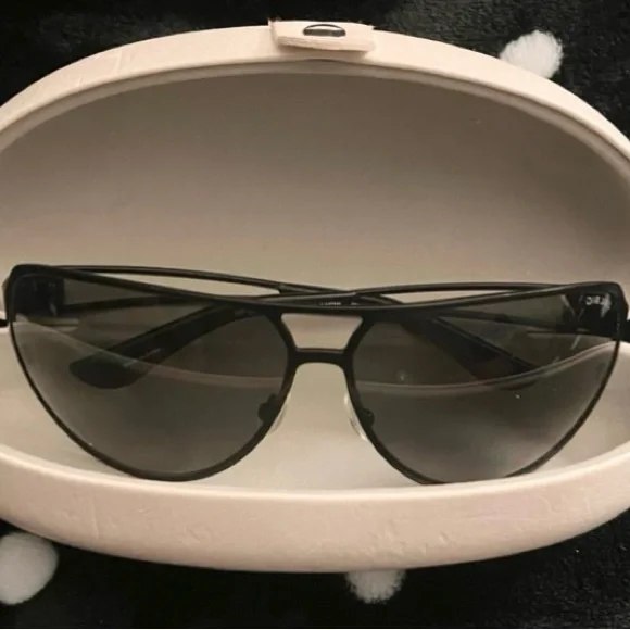 Diesel Aviators Black Sunglasses w/white case USED LIKE NEW MINOR SIGNS OF WEAR!